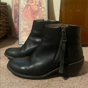 HI LIVING
ANDERSON
SIDE ZIPPER ANKLE BOOT